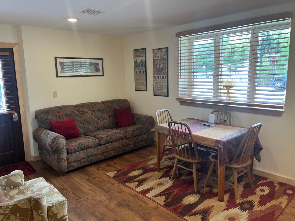 Creekside Downtown Vacation Suites, Only Adults 25 Or Older 水牛城 外观 照片